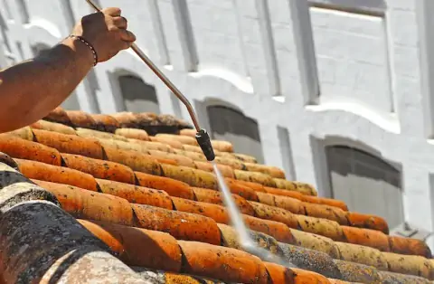 Nettoyage de toitures - Saint-Gobain